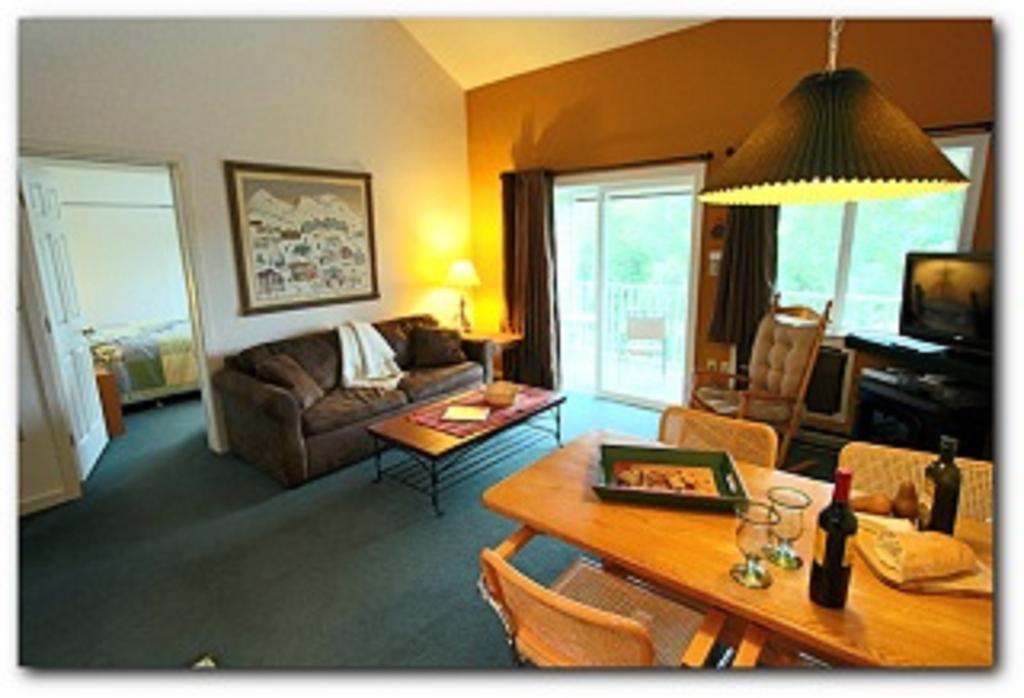 The Lodge At Lincoln Station Bagian luar foto
